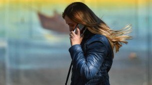 devushka-s-telefonom-na-ulice