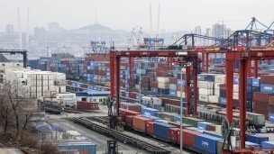 Контейнеры на территории морского торгового порта