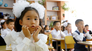 Школьники во время классного собрания 