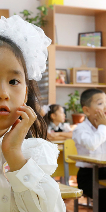 Школьники во время классного собрания 