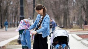 Мать в парке с двумя детьми