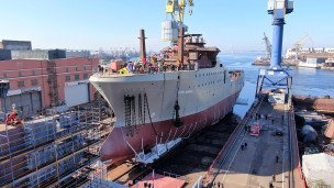 Спуск на воду траулера