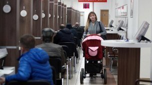 Женщина с ребенком в МФЦ
