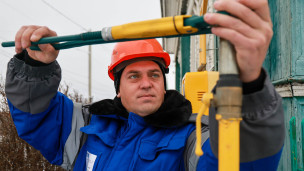 сотрудник газовой службы во время работы