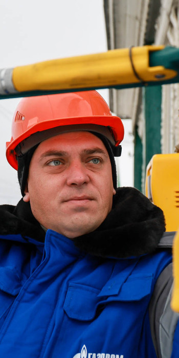 сотрудник газовой службы во время работы