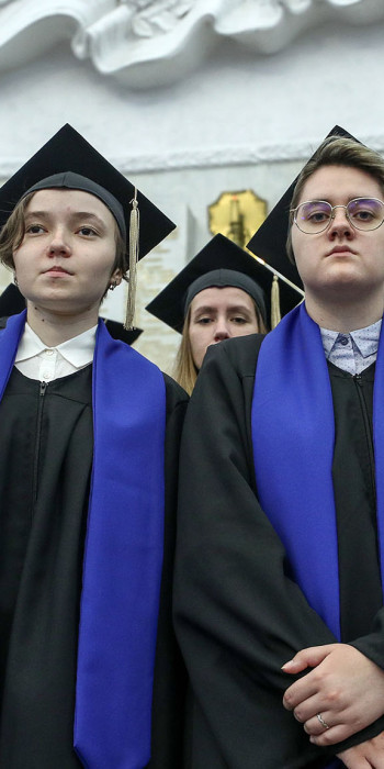 Вручение дипломов выпускникам 
