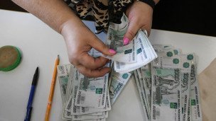 Крупный план руки пересчитывают деньги