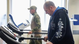 Военнослужащие занимаются в зале для реабилитации 