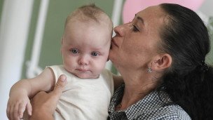 Женщина с грудным ребенком на руках