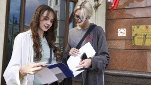 абитуриенты возле приемной комиссии вуза