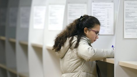 Женщина заполняет документы 