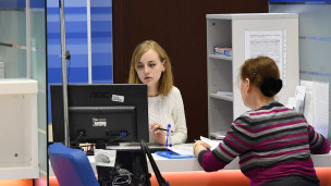 Женщина заполняет документы