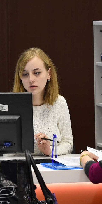 Женщина заполняет документы