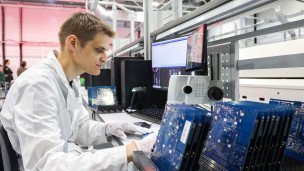 Сотрудник на заводе компьютерной техники