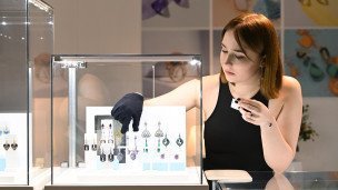 Участница выставки с ювелирными изделиями