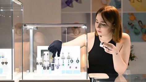 Участница выставки с ювелирными изделиями