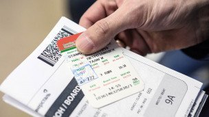 Посадочный талон и билеты в руках