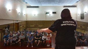 Работница культуры Курской области во время выступления в пункте временного размещения для эвакуированных жителей приграничных районов