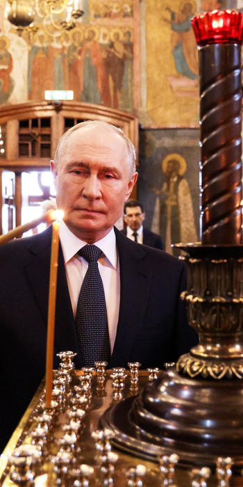 президент РФ Владимир Путин во время посещения Архангельского собора