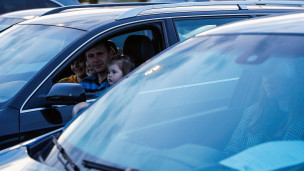 Семья в автомобиле 