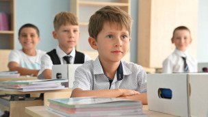 Школьники за партой в учебном классе