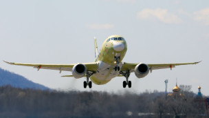 Самолет в небе 