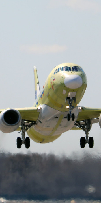 Самолет в небе 