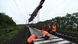 Укладка рельсо-шпальной решётки железнодорожными рабочими