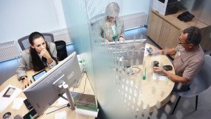 Сотрудник и клиент в отделении банка