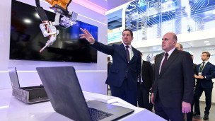 Михаил Мишустин во время осмотра выставки