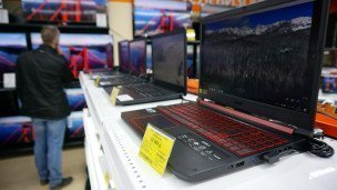 Ноутбуки в магазине электроники техники