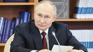 Владимир Путин во время заседания