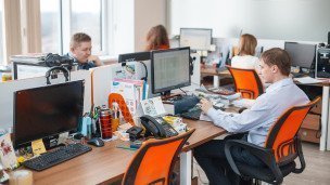 Люди работают в офисе