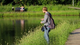  Рыбак на пруду в лесопарке