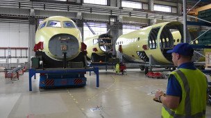 Сборочный цех на заводе авиастроения на переднем плане рабочий
