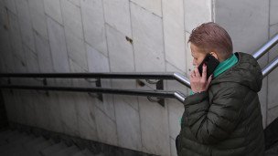 Женщина спускается в подземный переход 