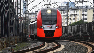 поезд едет по рельсам