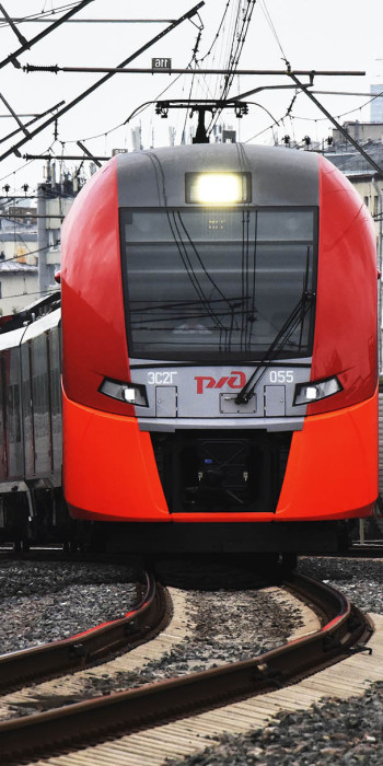 поезд едет по рельсам