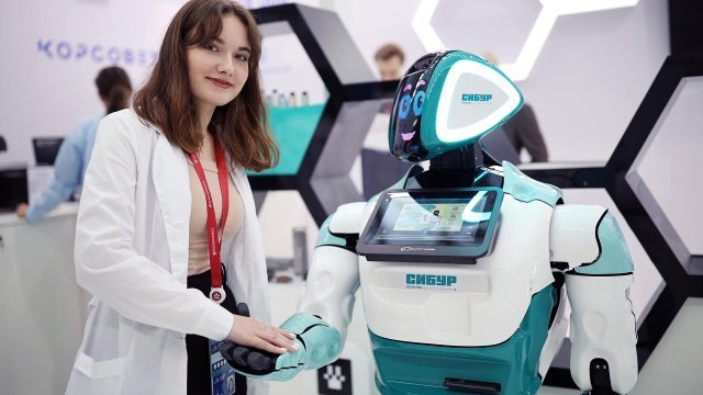 nauchnyj-sotrudnik-s-robotom