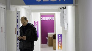 Мужчина в одном из пунктов выдачи заказов интернет-магазина