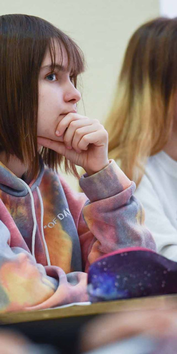 школьницы за партой