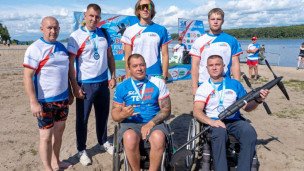 Участники соревнований по плаванию с сибайками