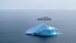 Судно и дрейфующий айсберг в Антарктиде