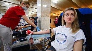 devushka-sdaet-donorskuyu-krov