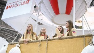 Посетительницы подростки на выставке-форуме «Россия»