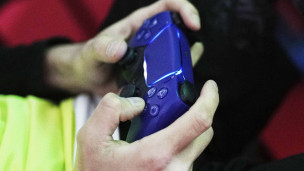 игровой джойстик в руках