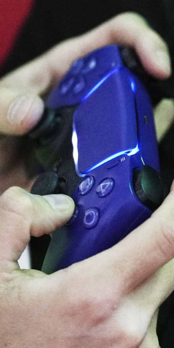 игровой джойстик в руках