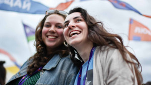 молодые девушки улыбаются