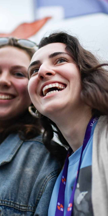 молодые девушки улыбаются