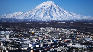 Вид на Петропавловск-Камчатский и вулкан Корякский